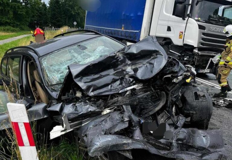 DK75/Jurków. Wypadek samochodu osobowego z ciężarowym