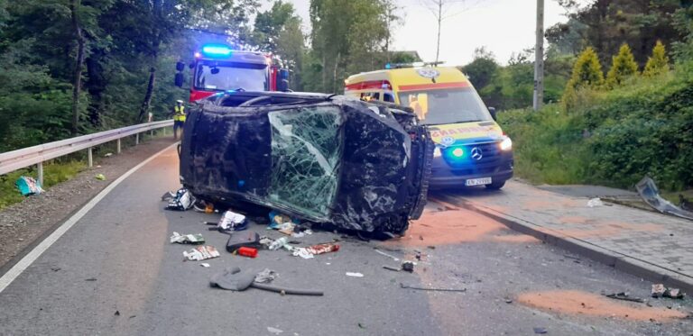 Naściszowa. Auto koziołkowało i zatrzymało się na środku drogi