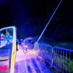 Nawojowa, samochód uderzył w barierki i latarnię