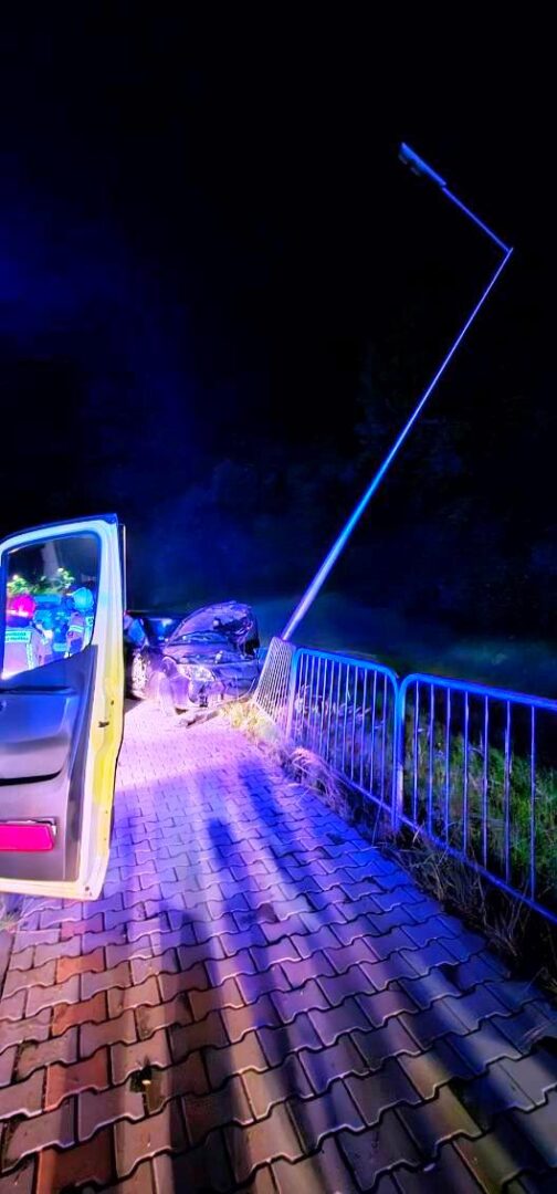 Nawojowa, samochód uderzył w barierki i latarnię