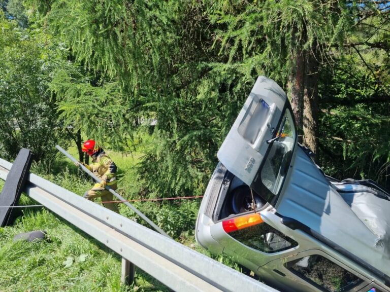Krynica-Zdrój. Auto zawisło między barierami i drzewem