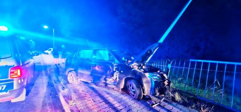 Nawojowa. Auto uderzyło w barierki i w latarnię
