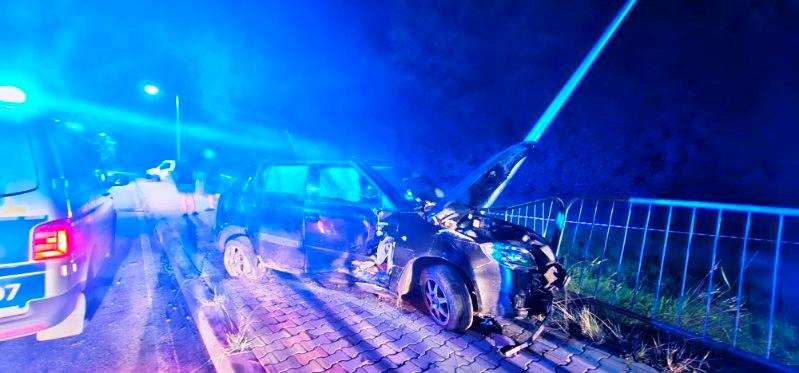 Nawojowa, samochód uderzył w barierki i latarnię