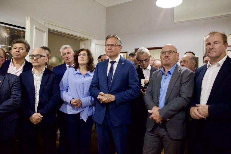 Poseł Mularczyk z szansą na mandat europosła. W sztabie PiS jednak radości nie ma [Film]