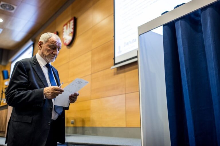 Kmita prosi Dudę o niezwoływanie sesji do 10 lipca. PiS dąży do powtórki wyborów w Małopolsce