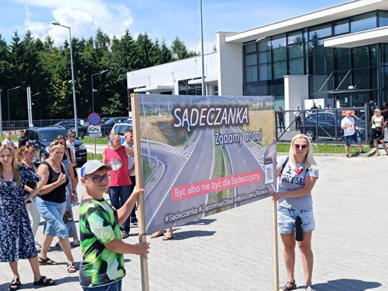 Protest na DK75. Przy drodze wylądował śmigłowiec