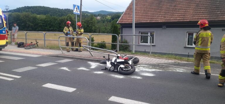 Motocyklista uderzył w barierki na DK75 we Frycowej