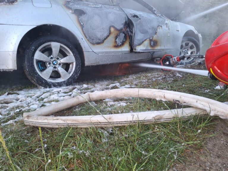 Brzezna. W przydrożnych zaroślach płonęło BMW
