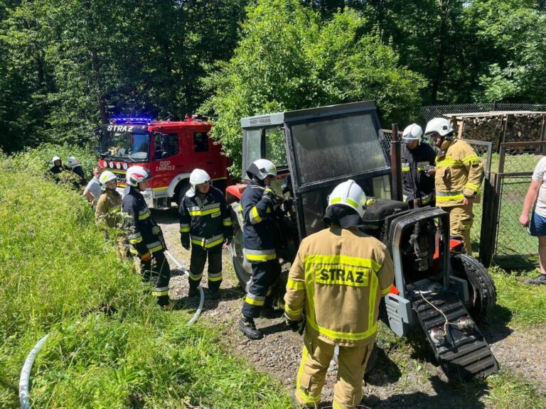 Zabrzeż. Na polnej drodze zapalił się ciągnik rolniczy