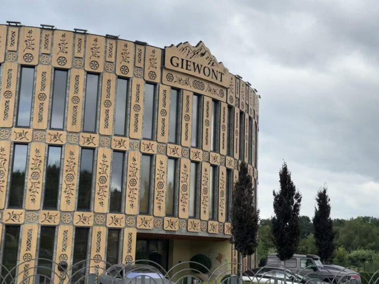 Nowy Sącz. ,,Koloseum” zmieniło fasadę. Tak prezentuje się po remoncie