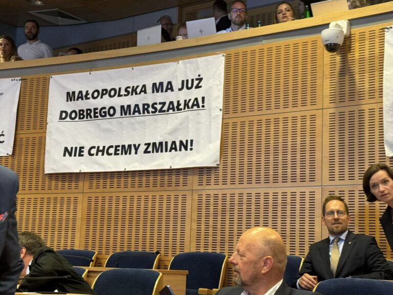 Spektakl trwa w najlepsze! Czy sejmik wybierze nowego marszałka? [RELACJA]