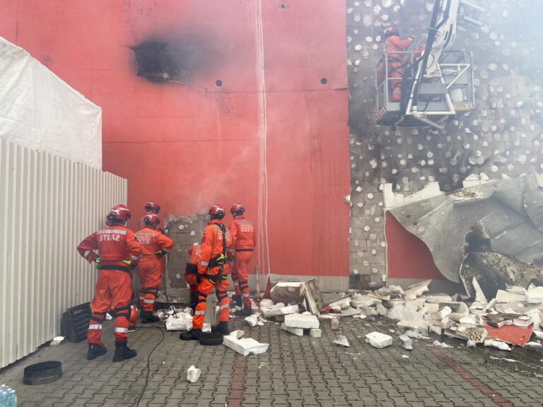 Żar z nieba, kłęby dymu i pożar Merkury Market. Sądeccy strażacy w akcji ratunkowej