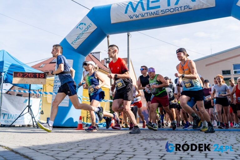Biegowy dzień na Sądecczyźnie: II Maraton wokół Jeziora Rożnowskiego.