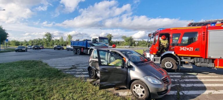 Nowy Sącz. Zderzenie dwóch osobówek i ciężarówki [ZDJĘCIA]