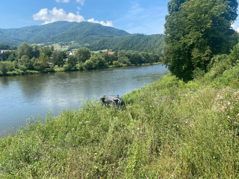Zabrzeż. Pojazd wypadł z drogi i stoczył się w kierunku rzeki