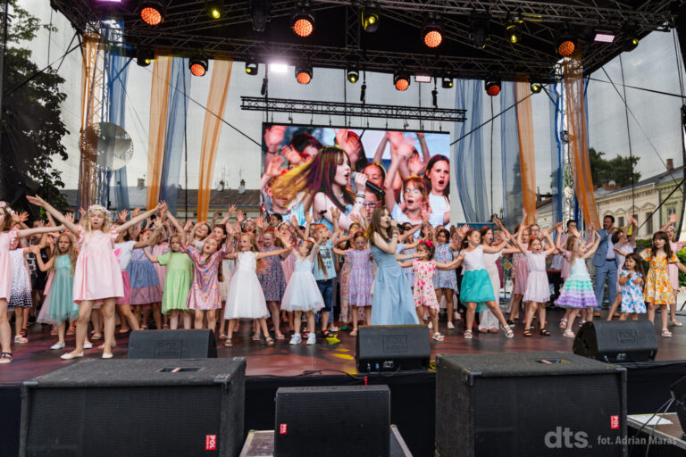 Laureaci ,,Skowroneczka” uskrzydlili swoim śpiewem Nowy Sącz [FOTORELACJA]