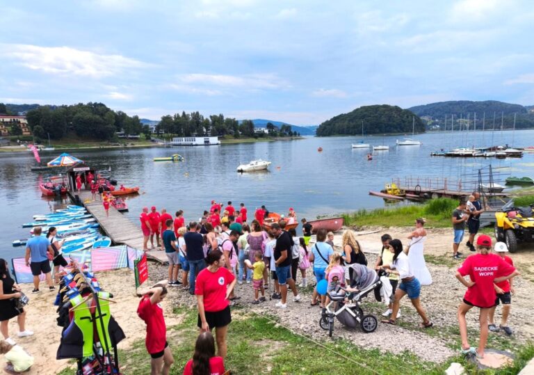 Jezioro Rożnowskie. Nad wodą tylko z głową na karku