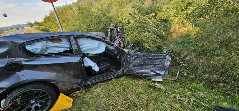 Sędziszowa. Pojazd wypadł z drogi. Został z niego tylko wrak