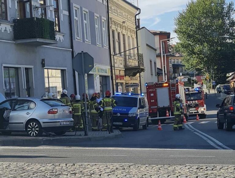 Grybów. W centrum miasta samochód uderzył w piekarnię