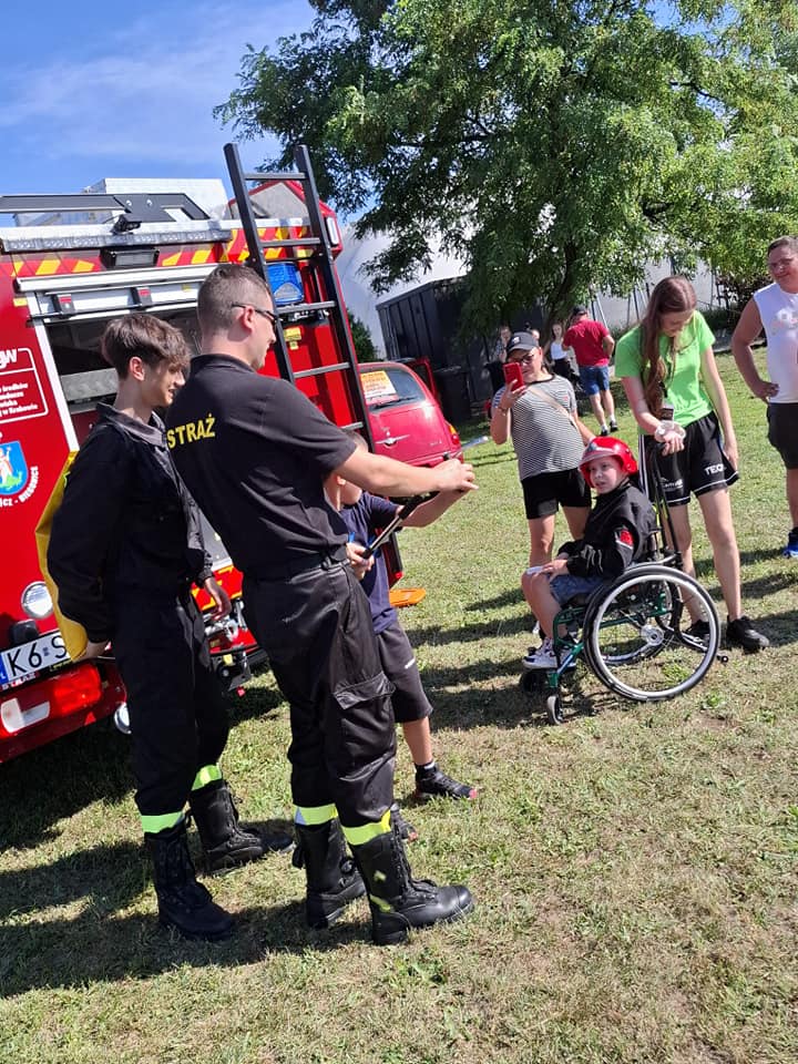 z rozszczepem przez świat