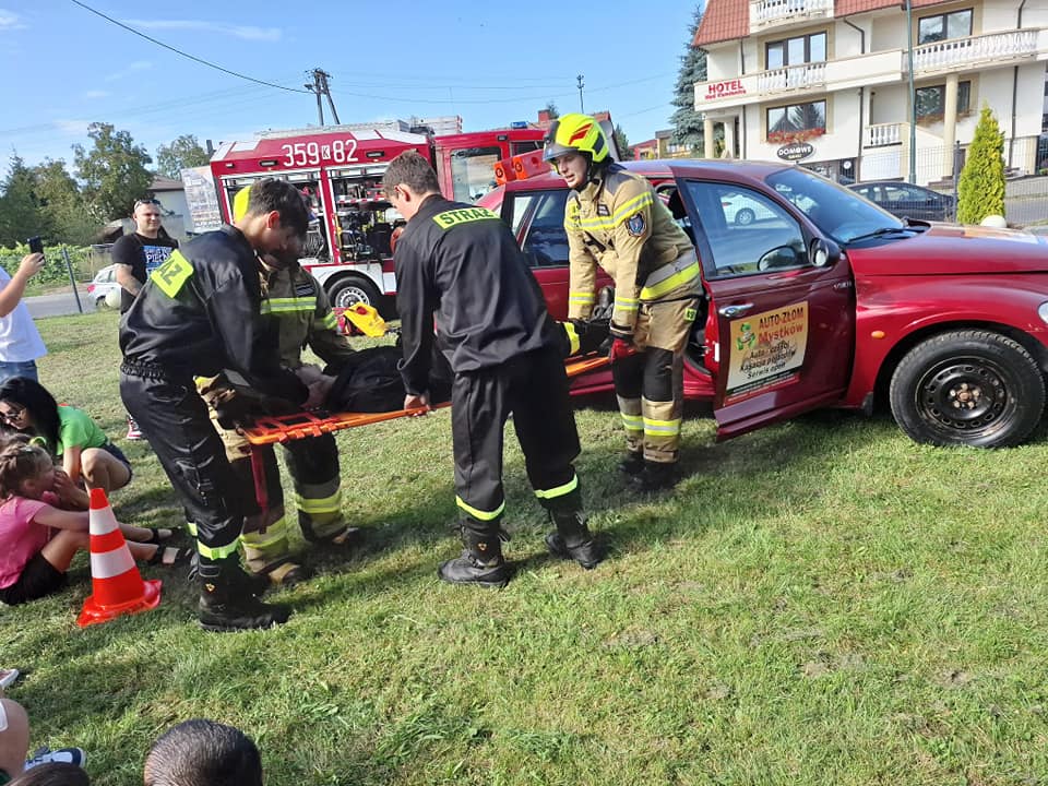 z rozszczepem przez świat