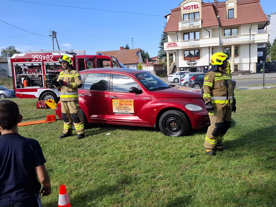 z rozszczepem przez świat