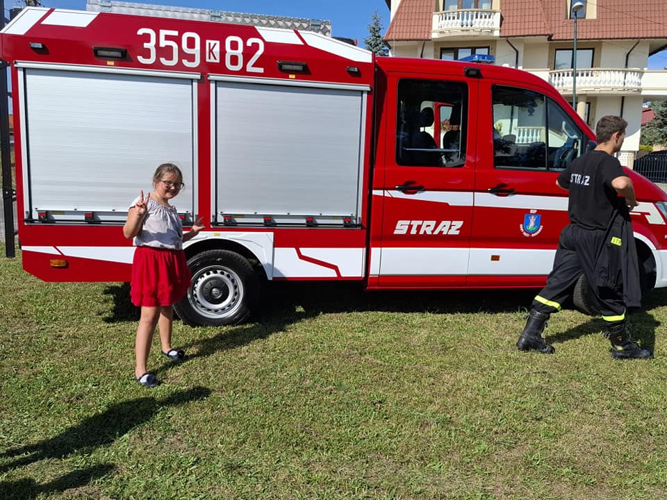 z rozszczepem przez świat