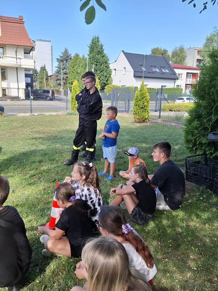 z rozszczepem przez świat