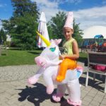 z rozszczepem przez świat