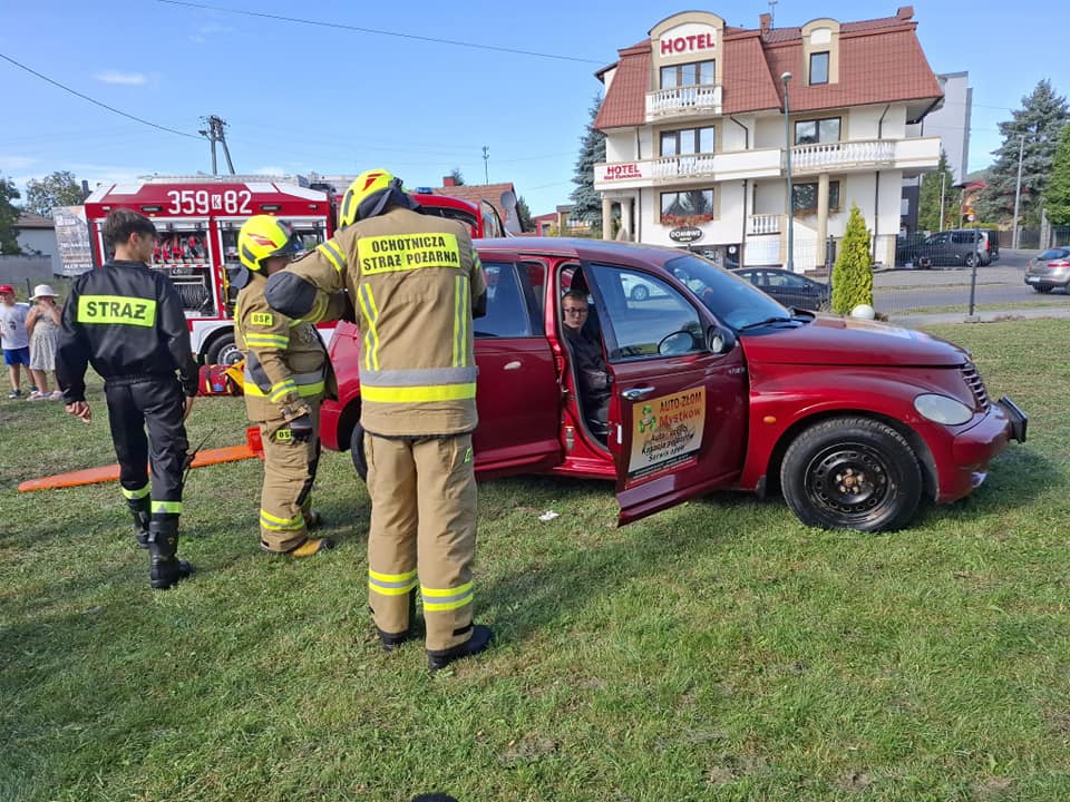 z rozszczepem przez świat