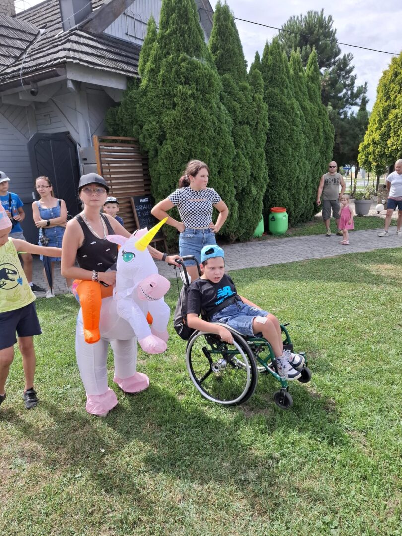 z rozszczepem przez świat