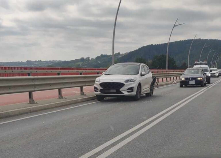 Rozbite auto blokowało most, kierowca zniknął bez śladu
