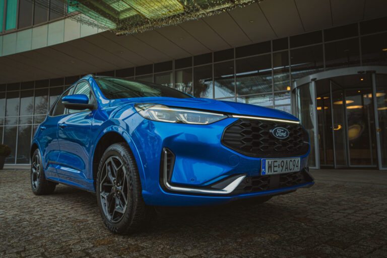 Hybrydowe modele Forda – od pierwszego na świecie SUV-a, po hybrydy typu plug-in