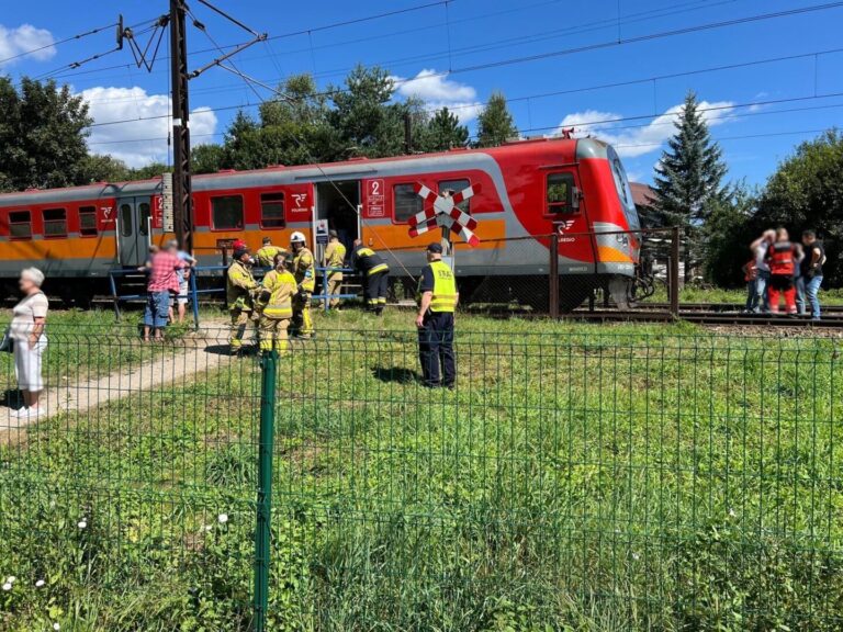 Mężczyzna wtargnął pod pociąg. Ruch na torach wstrzymany