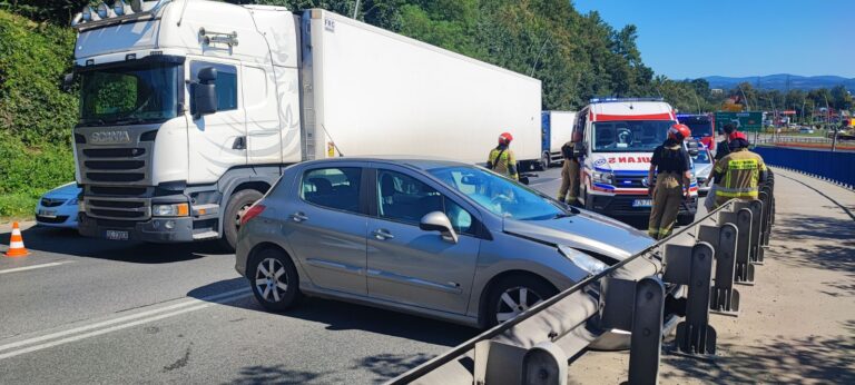 Nowy Sącz. Samochód ciężarowy zepchnął osobówkę z drogi