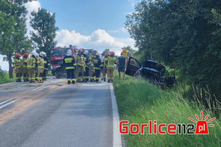 Zborowice. Zderzenie dwóch osobówek i traktora. Droga zablokowana