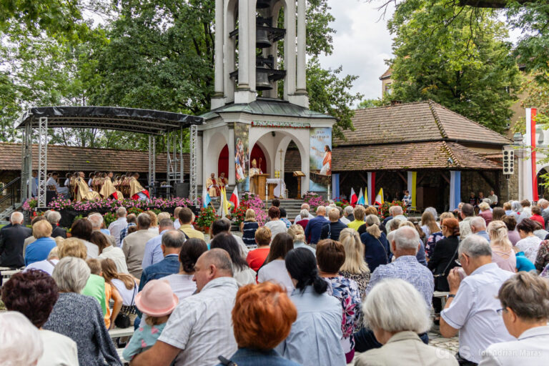 Mieszkańcy regionu pielgrzymują do Sądeckiej Góry Tabor. Drugi dzień to modlitwa za małżonków