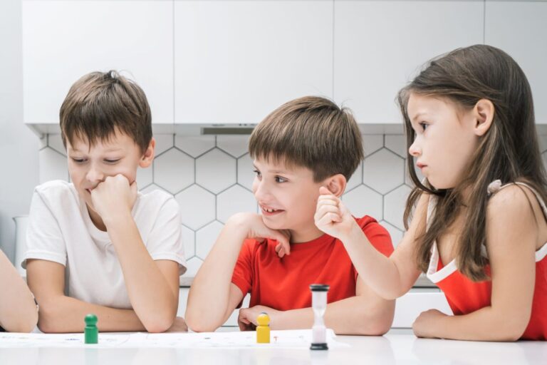 Karciane, planszowe i edukacyjne – jakie gry zaproponować dziecku na wakacjach?