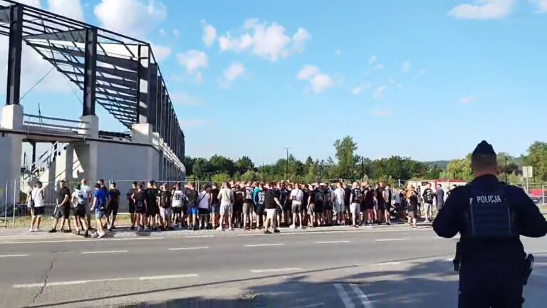 Sandecja po dwóch latach znów gra u siebie. Miało być bez kibiców, ale kibice zdecydowali inaczej