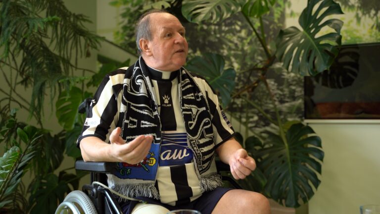 Ksiądz Józef Wojnicki stracił nogę, ale nie stracił pogody ducha. Kapelan Sandecji przebywa w hospicjum