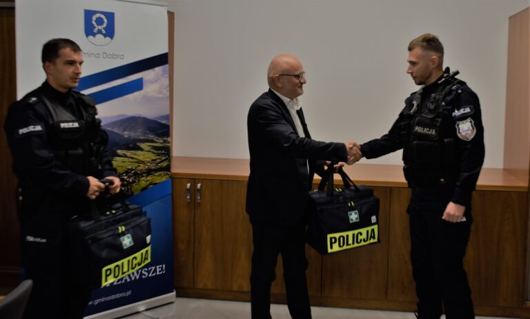 Policjanci z Tymbarku dostali torby za 2,5 tysiąca. Pomogą ratować życie