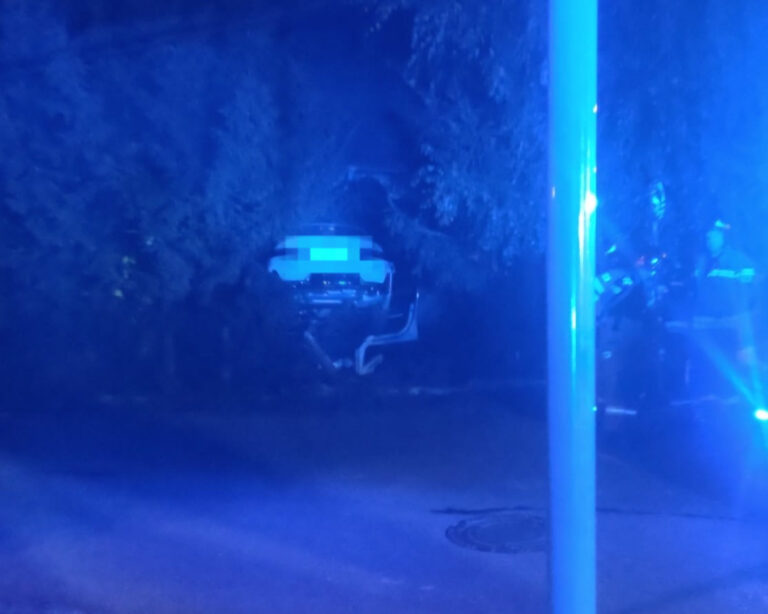 BMW uderzyło w aptekę. Kierowca zniknął z miejsca wypadku [ZDJĘCIA]
