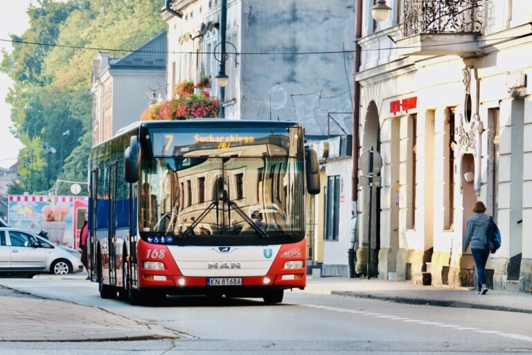 Przymusowy powrót MPK na ulicę, która dawno nie widziała autobusu [ZDJĘCIA]