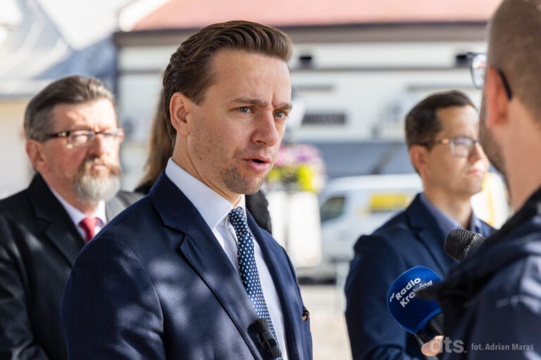 Krzysztof Bosak apeluje do Sądeczan: nie pozwólcie na tworzenie ośrodków dla imigrantów
