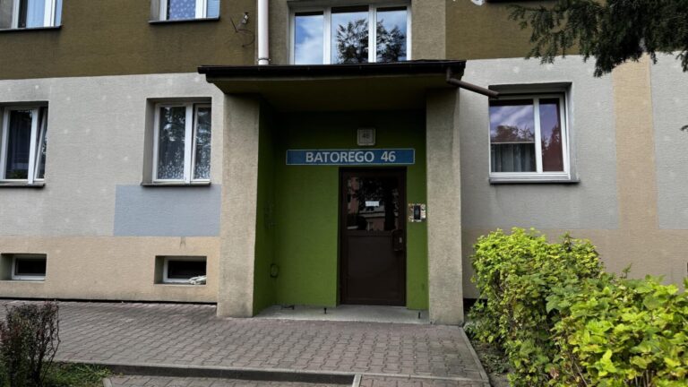 Kto utrudnia życie mieszkańcom bloku przy Batorego 46? Smród taki, że aż w oczy szczypie