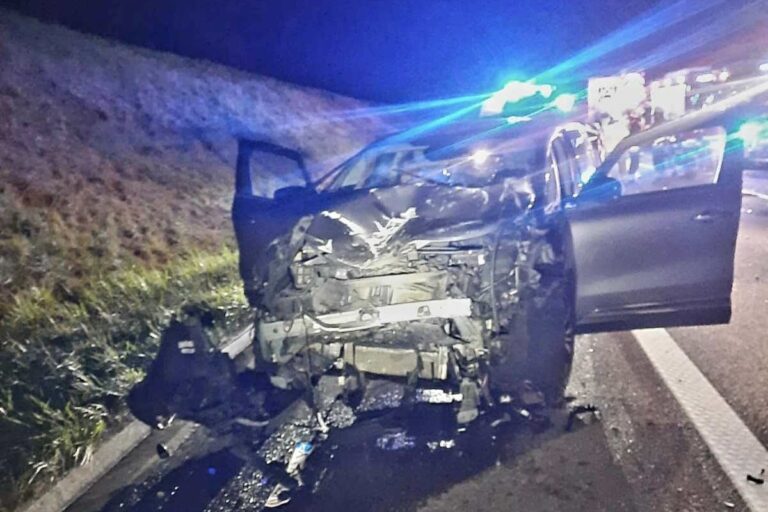 Ruch wstrzymany. Poważny wypadek na autostradzie