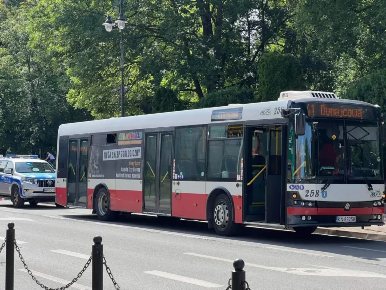 Dostały mandaty za brak biletu, chociaż jak twierdzą, chciały go kupić. ,,Byłyśmy traktowane jak śmieci”