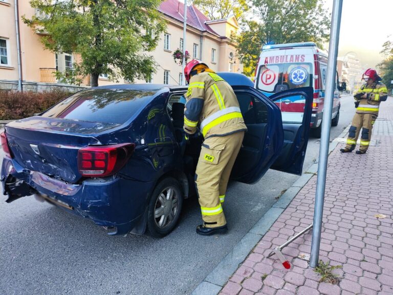 Krynica-Zdrój. Zderzenie dwóch osobówek. Jedna osoba trafiła do szpitala