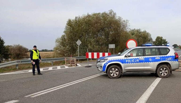 Sądeccy policjanci dołączyli do strażaków. Wspólna akcja ratunkowa