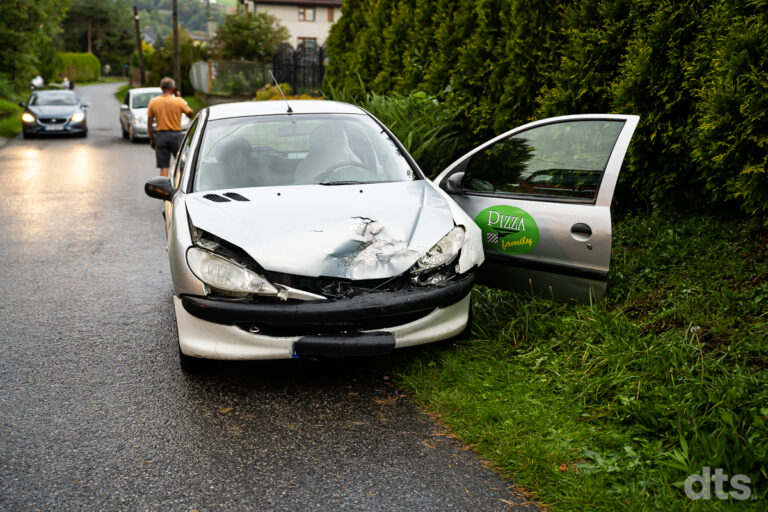 Bobowa: wymuszenie pierwszeństwa i rozbite samochody na ulicy Widok